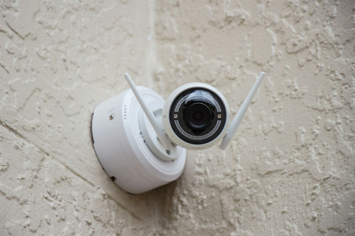 Câmera de segurança instalada na parede