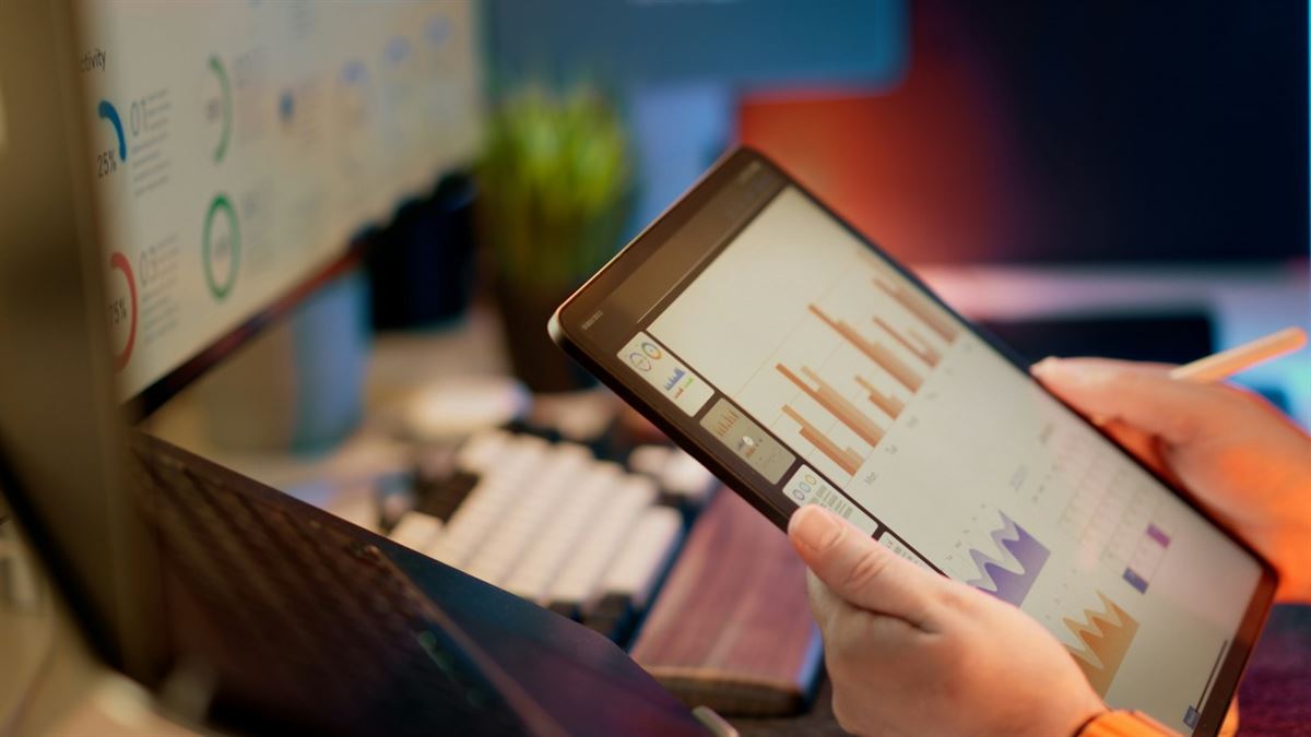 Gestor analisando indicadores em um tablet