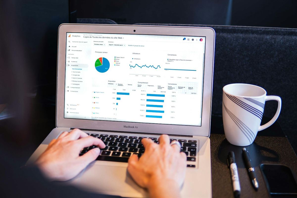 Pessoa trabalhando em um notebook com sistema web