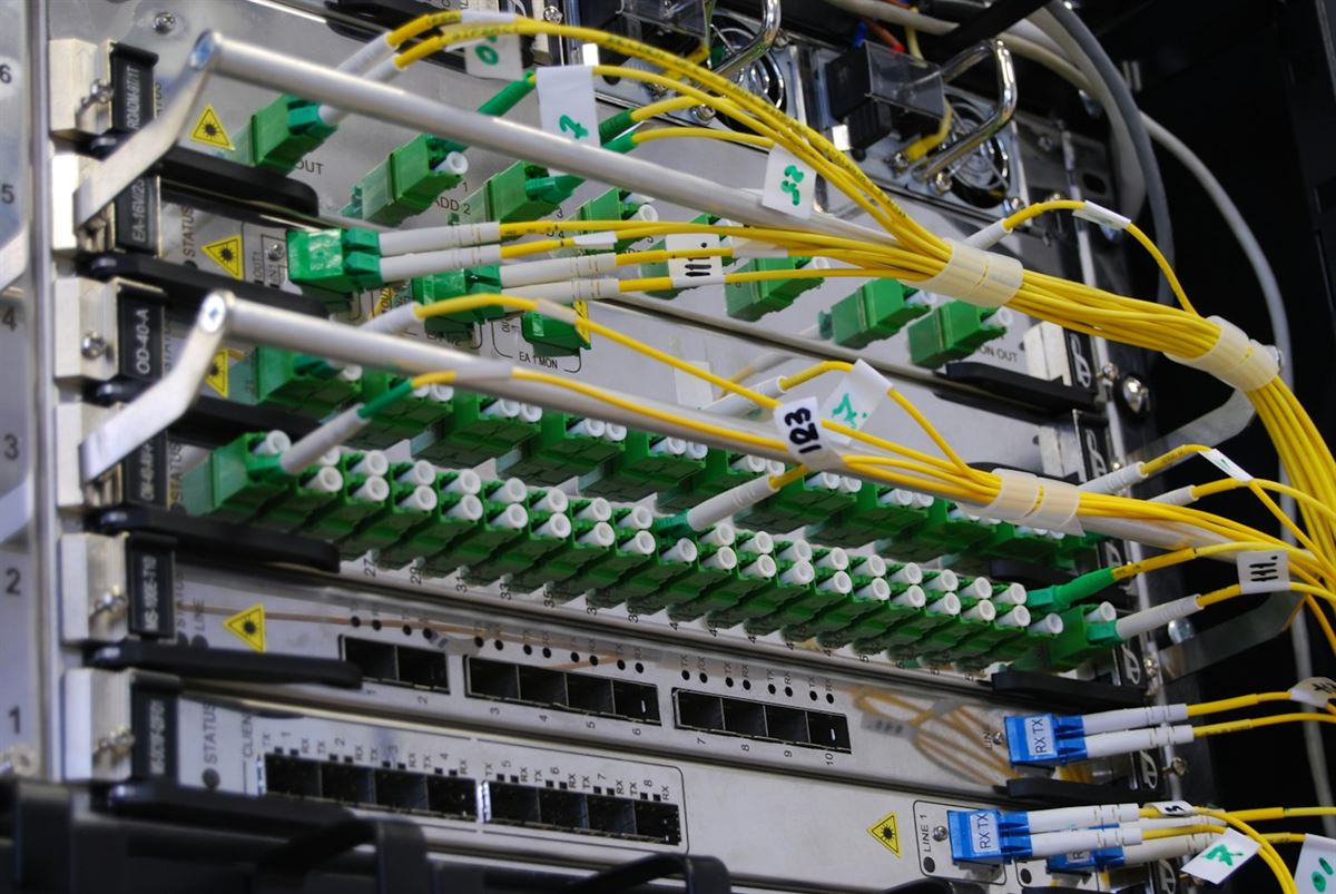 Cabos de fibra óptica conectados a um switch de rede