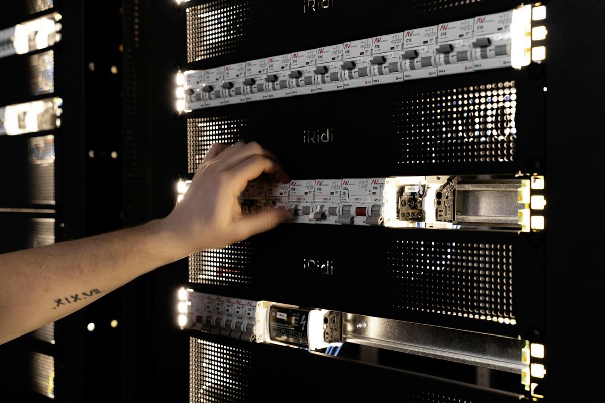 Técnico organizando equipamentos em um rack