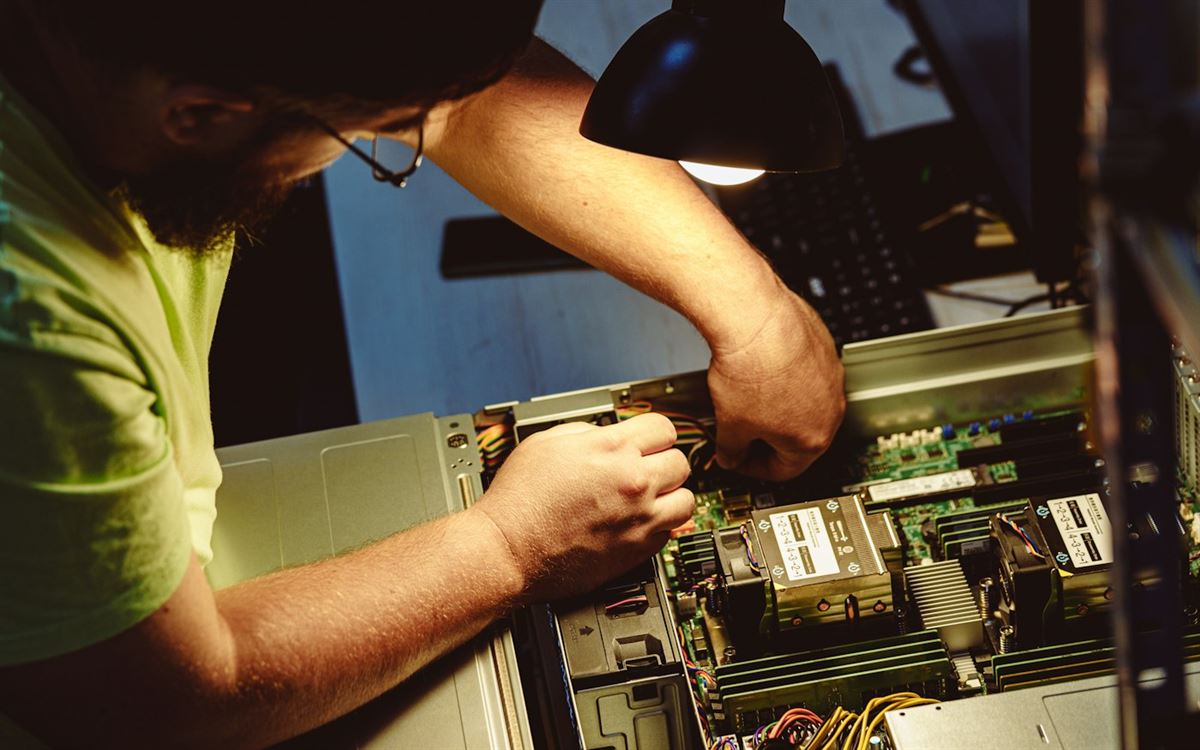 Técnico fazendo manutenção em um computador